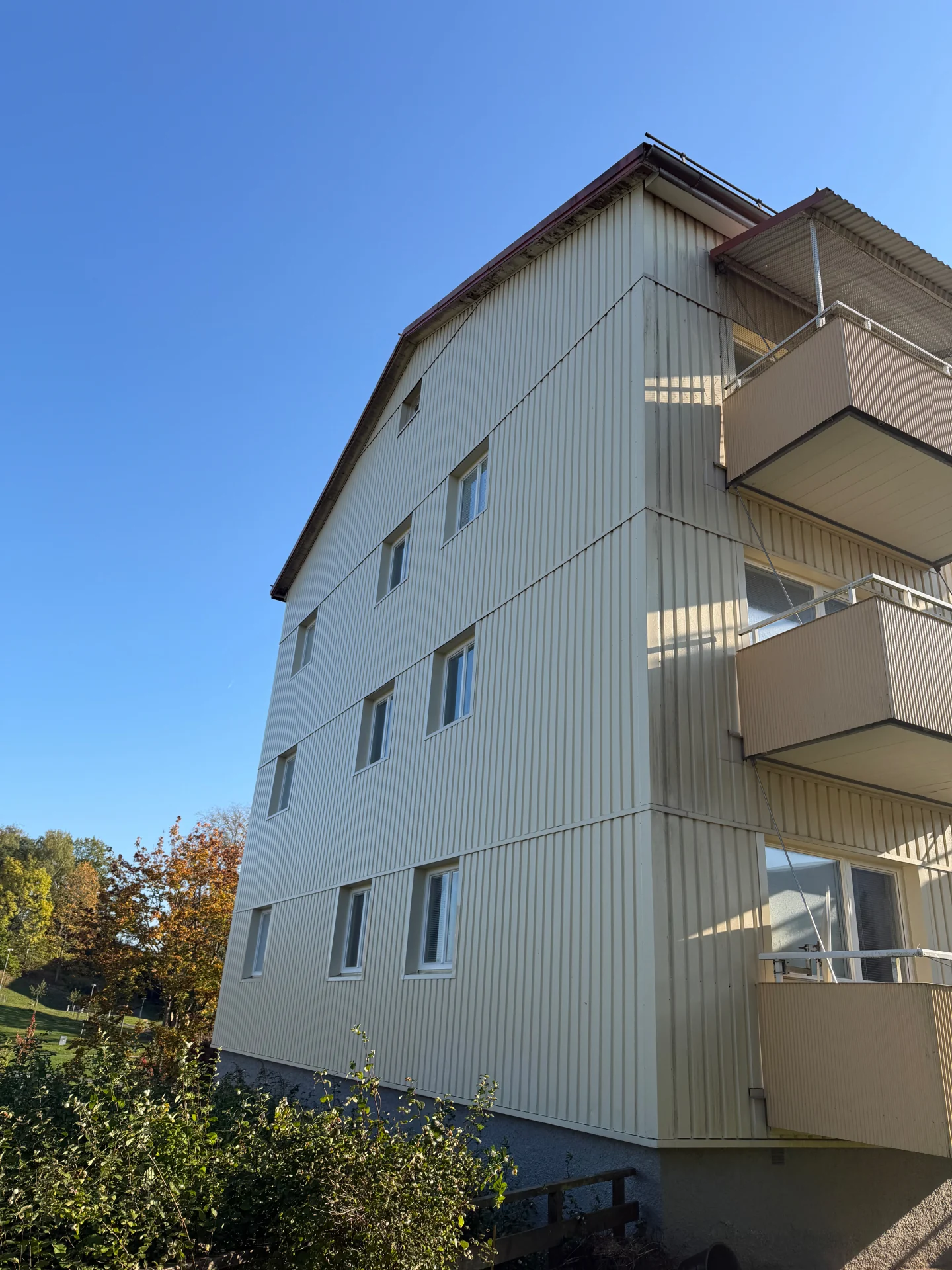 Samma fasad i Borås efter fasadtvätt