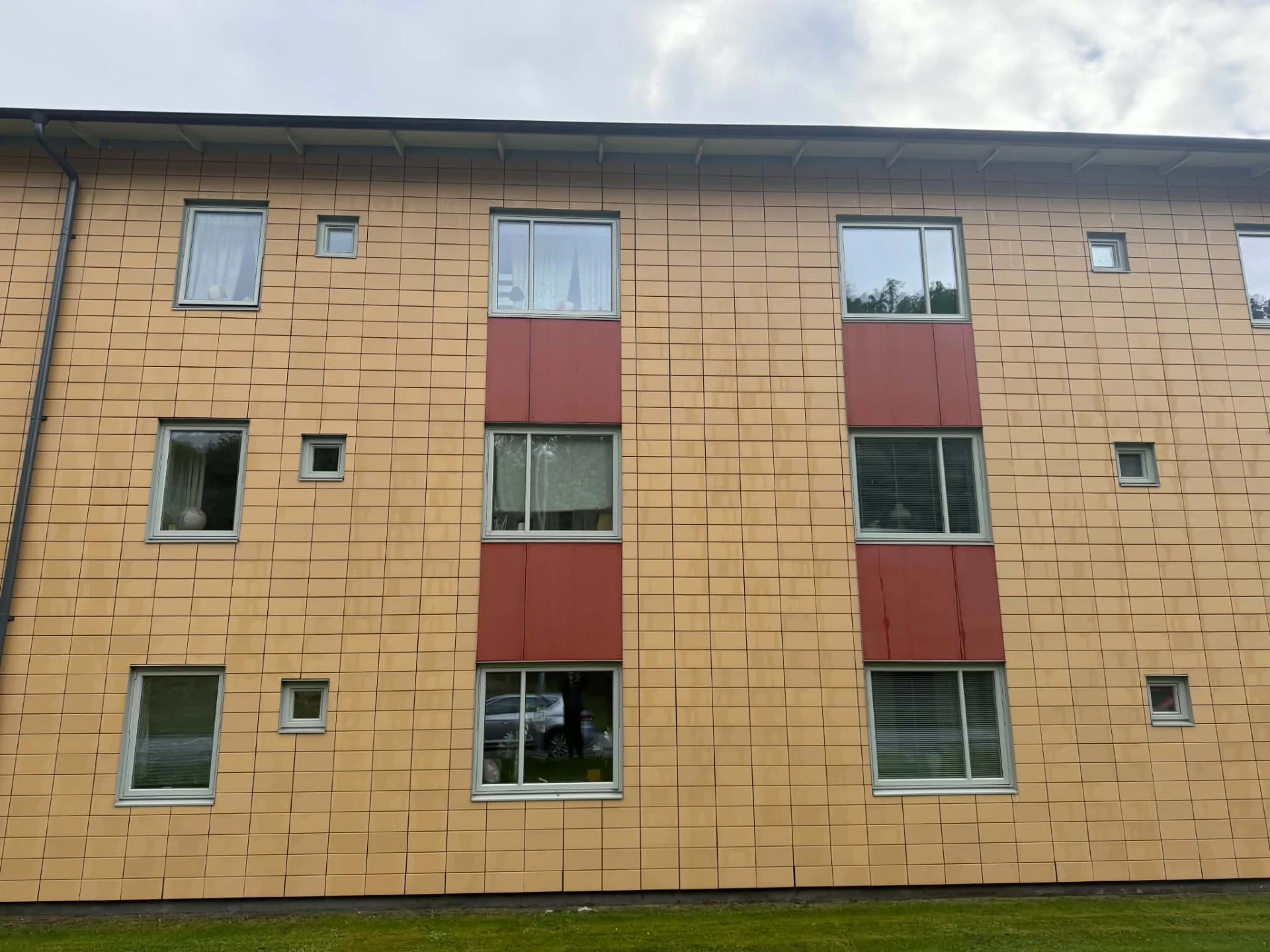 Samma kommunala hyresfastighet efter fasadtvätt
