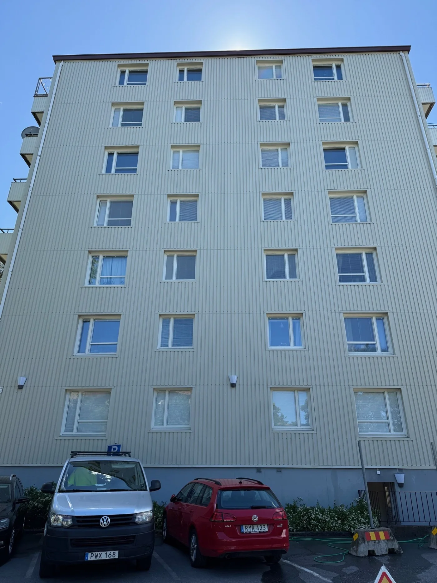 Fasadtvätt av hyresfastighet med plåtfasad – Solna efter