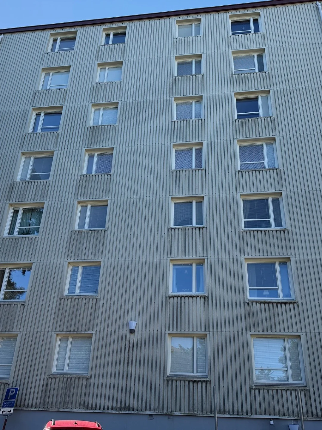 Fasadtvätt av hyresfastighet med plåtfasad – Solna före