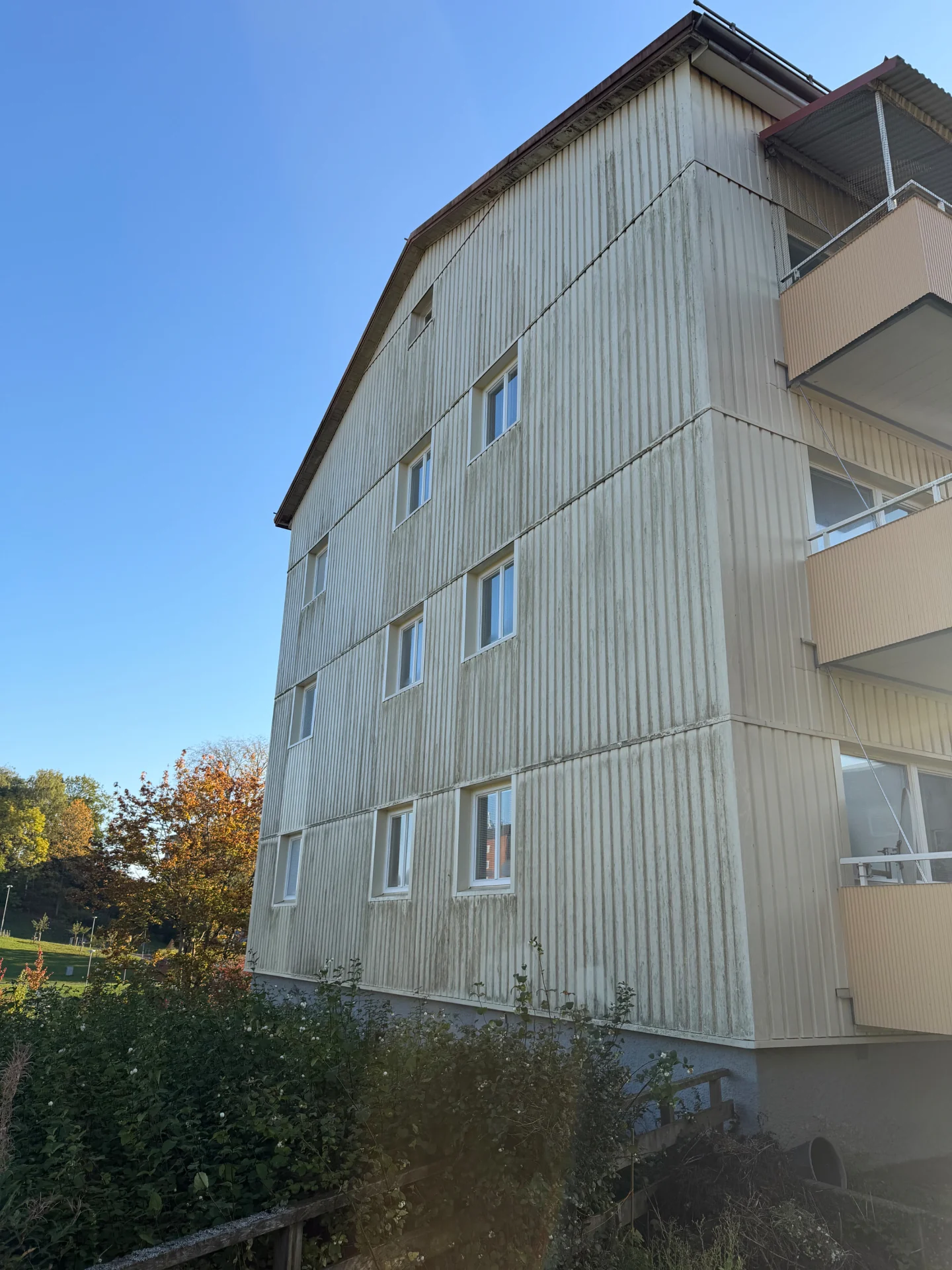 Fasad på stor bostadsrättsförening i Borås före fasadtvätt