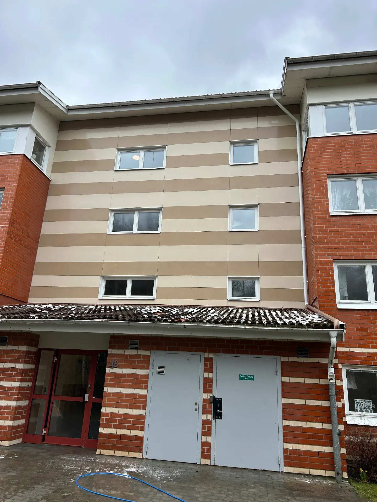 Flerbostadshus i Kungälv efter fasadtvätt