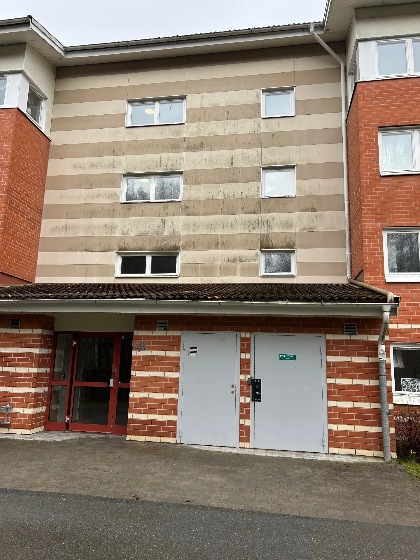 Flerbostadshus i Kungälv före fasadtvätt