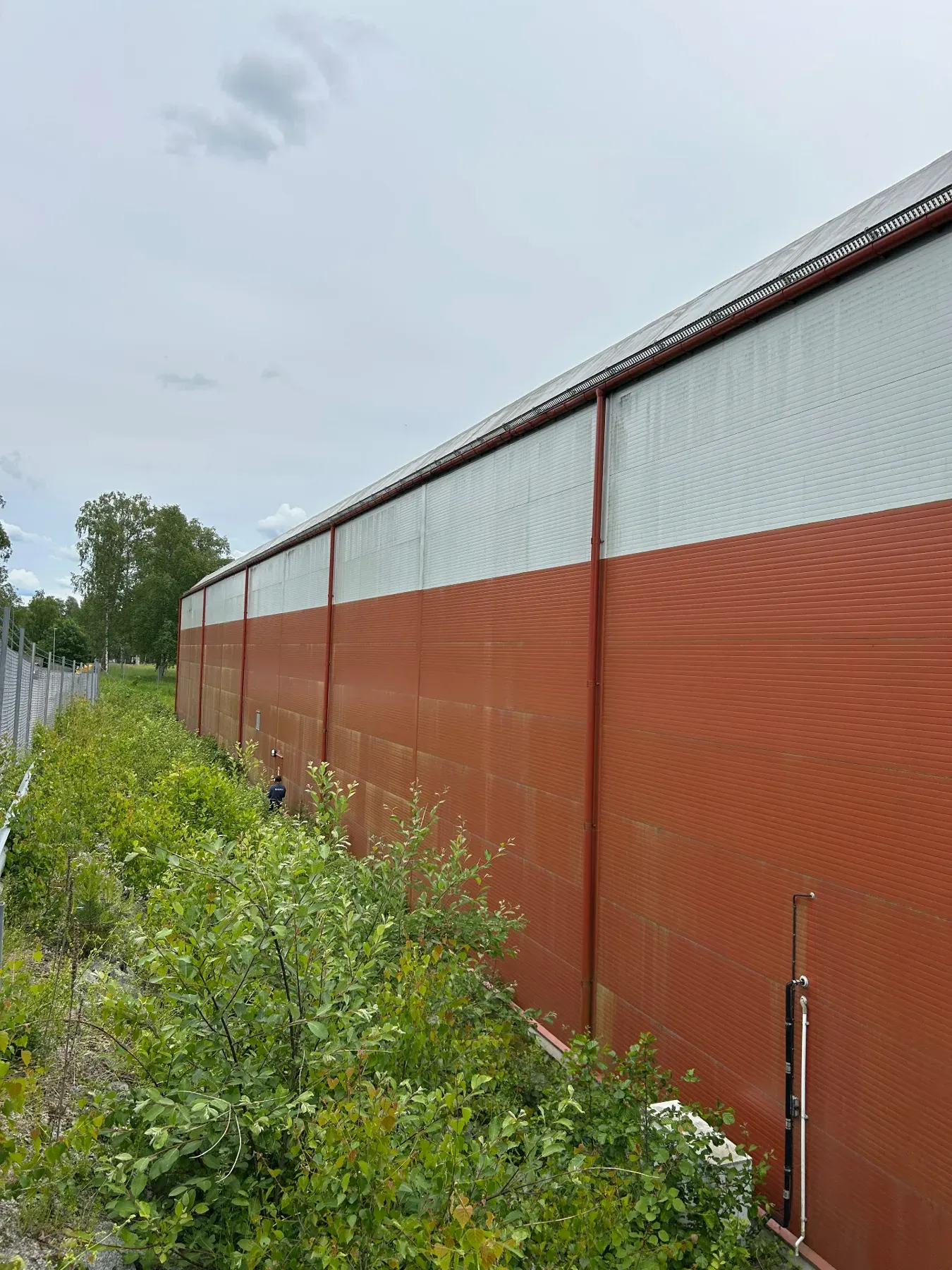 Apoteas logistikfastighet före fasadtvätt