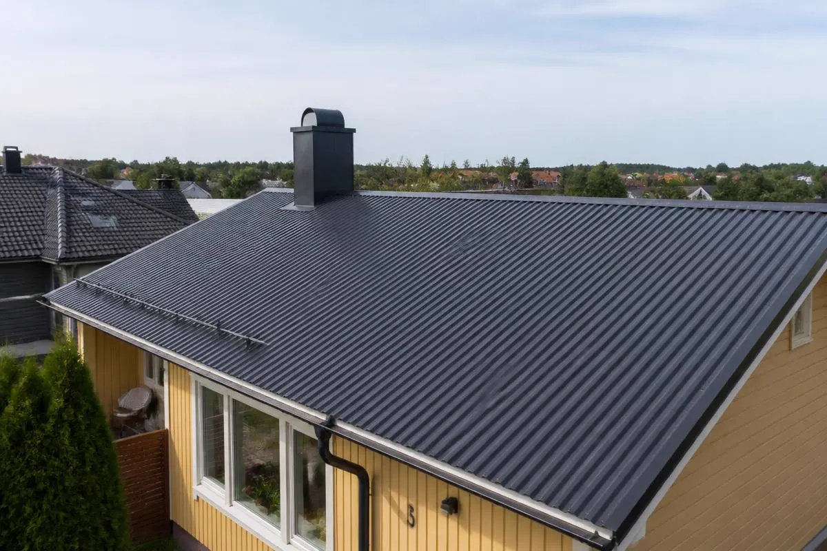 Nymålat plåttak på villa efter tvätt och takmålning
